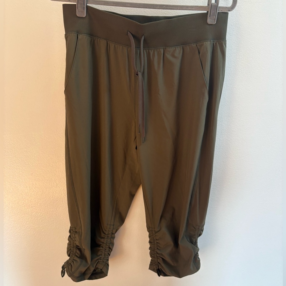 Tek Gear Olive Green Ruched Stretch Capri Athletic Pants M